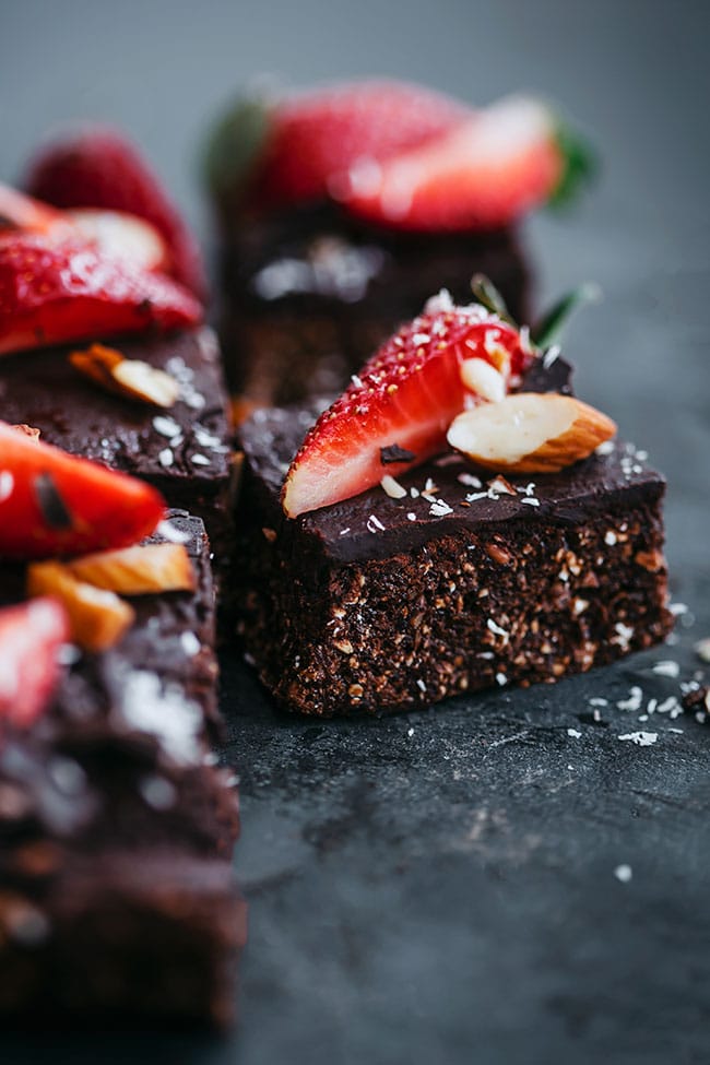 No-Bake Strawberry Brownies | The Awesome Green